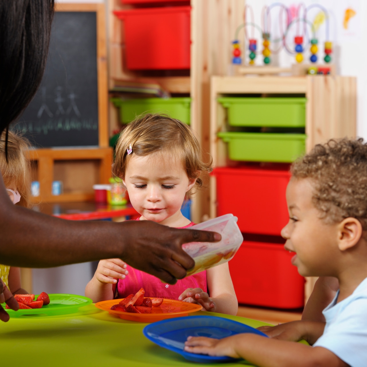 Deux petits enfants qui dînent (Maternelle)