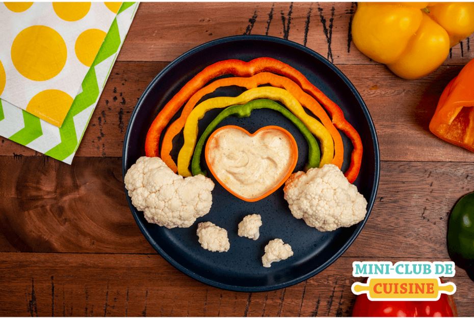 arc-en-ciel fait de poivrons colorés et de chou-fleur comme nuage avec une trempette dans un plat en forme de coeur- logo de Mini-club de cuisine