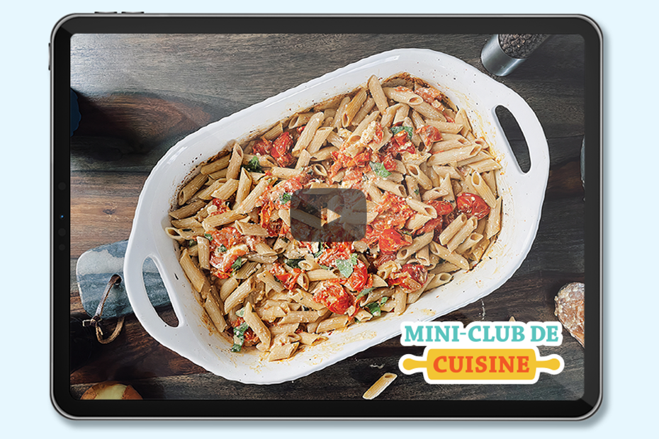 casserole avec des pâtes, des tomates, fromage Feta et feuille de basilic fraîche Logo: Mini-club de cuisine