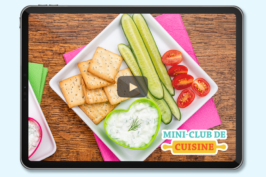 assiette avec craquelins, concombre et trempette au yogourt tzatziki- avec logo Mini-club de cuisine